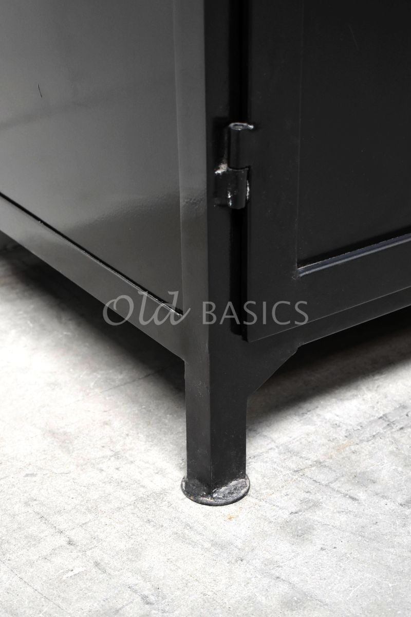 Detail van Apothekerskast Ivar LED NB, zwart, materiaal staal